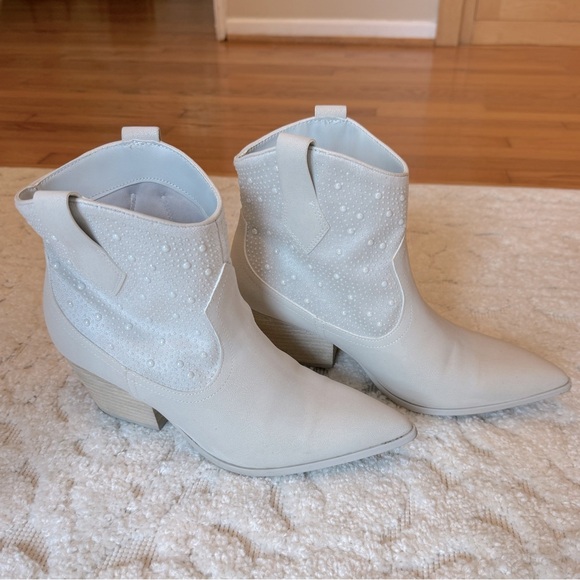 Cowgirl Booties Light Tan White Pearl Studded Western Boots Block Heel Size 7 - Picture 2 of 7